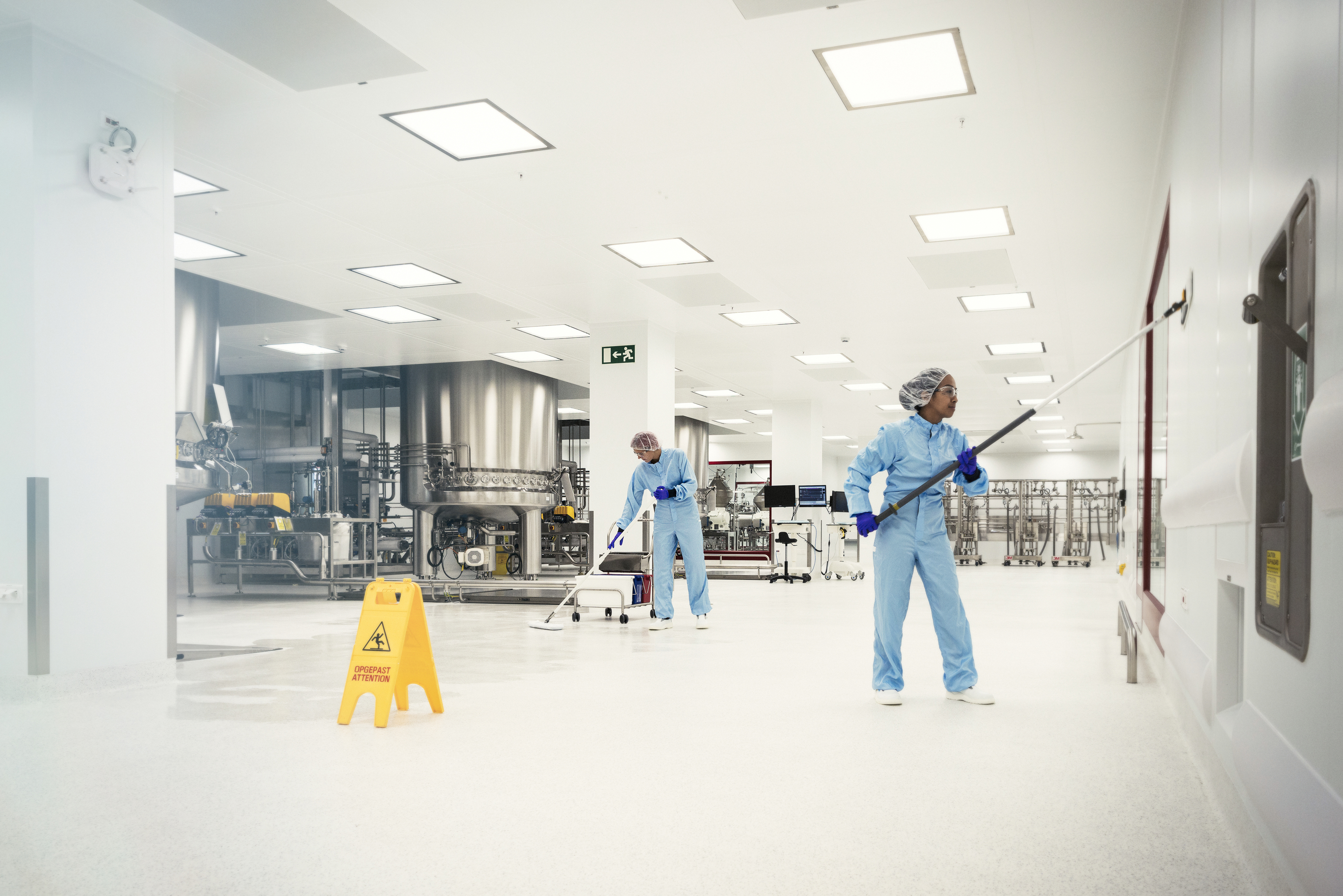 Cleanroom reinigen muur vloer